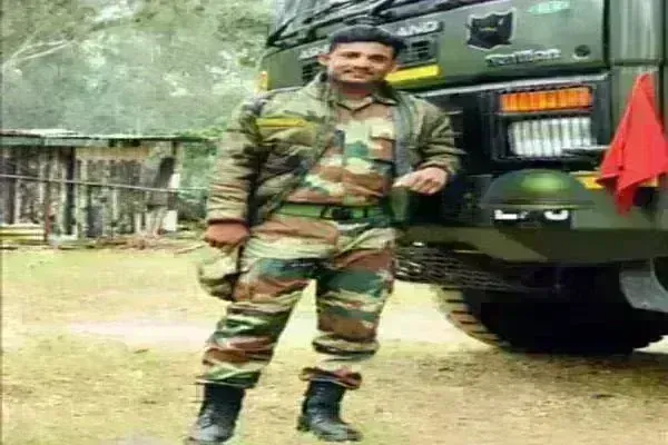 बाइक पर जा रहे सेना के जवान का चाइनीज मांझे से गला कटा, दर्दनाक मौत बाइक पर जा रहे सेना के जवान का चाइनीज मांझे से गला कटा, दर्दनाक मौत