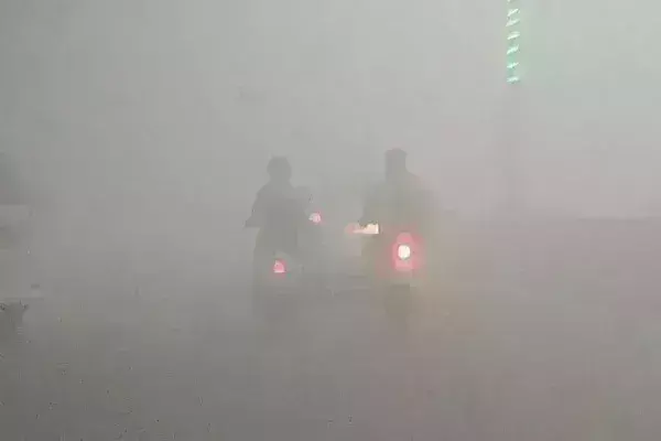 घने कोहरे की चादर में लिपटा उत्तर भारत, दिल्ली एयरपोर्ट पर विजिबिलिटी जीरो; 7 फ्लाइट्स को किया डायवर्ट