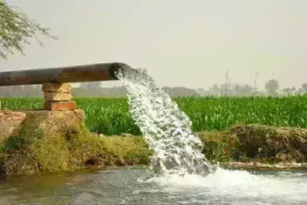 महाराष्ट्र में कुओं की संख्या भारत में दूसरे स्थान पर है, लेकिन इसका भूजल केवल 45 प्रतिशत ही शेष महाराष्ट्र में कुओं की संख्या भारत में दूसरे स्थान पर है, लेकिन इसका भूजल केवल 45 प्रतिशत ही शेष