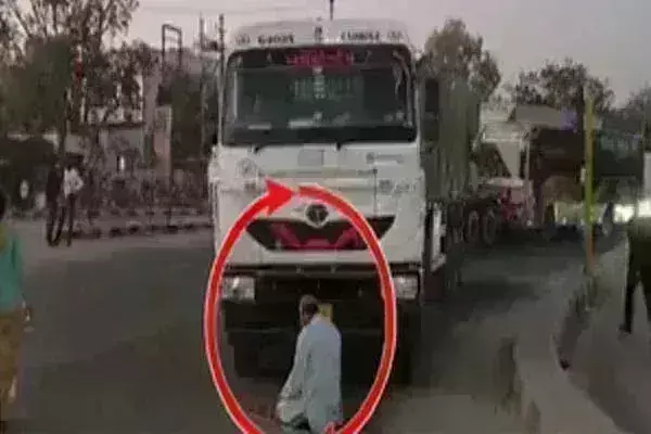 सड़क किनारे ट्रक रोक पढऩे लगा नमाज, वीडियो वायरल होने के बाद पुलिस ने किया गिरफ्तार