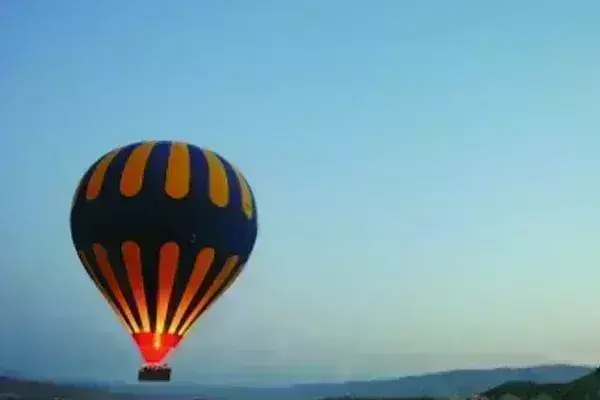 अमेरिका में एयर गुब्बारा फटने से चार लोगों की मौत अमेरिका में एयर गुब्बारा फटने से चार लोगों की मौत