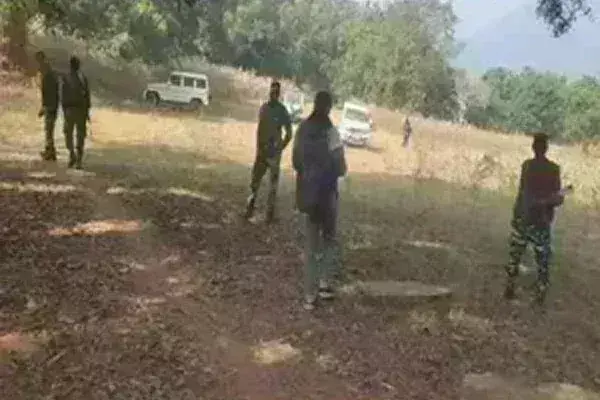 दुष्कर्म-हत्या के बाद चुपचाप दफना दी गई थी लड़की, पुलिस ने कब्र से निकाला शव दुष्कर्म-हत्या के बाद चुपचाप दफना दी गई थी लड़की, पुलिस ने कब्र से निकाला शव