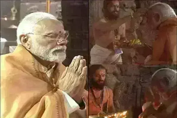 आंध्र प्रदेश के लेपाक्षी मंदिर में प्रधानमंत्री ने पूजा-अर्चना की आंध्र प्रदेश के लेपाक्षी मंदिर में प्रधानमंत्री ने पूजा-अर्चना की