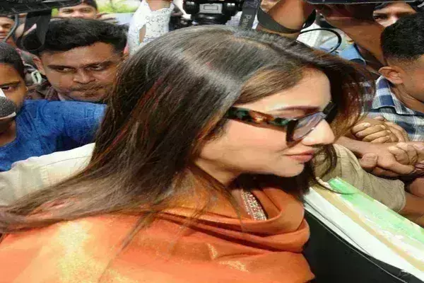 फ्लैट धोखाधड़ी मामले में सांसद नुसरत जहां की मुश्किलें बढ़ी होना होगा अदालत में पेश फ्लैट धोखाधड़ी मामले में सांसद नुसरत जहां की मुश्किलें बढ़ी होना होगा अदालत में पेश