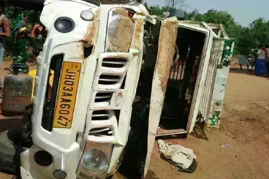 हाइवे पर पलटा पिकअप दो मजदूरो की मौत, पांच घायल हाइवे पर पलटा पिकअप दो मजदूरो की मौत, पांच घायल