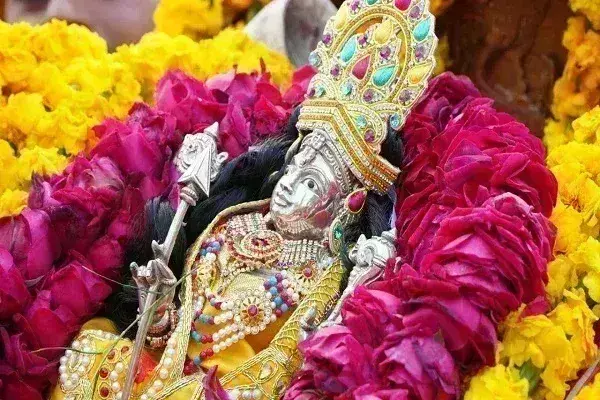 कल गर्भगृह में विराजेंगे रामलला, भारी वजन के कारण प्रतिमा की प्रतीकात्मक करवाई परिक्रमा कल गर्भगृह में विराजेंगे रामलला, भारी वजन के कारण प्रतिमा की प्रतीकात्मक करवाई परिक्रमा