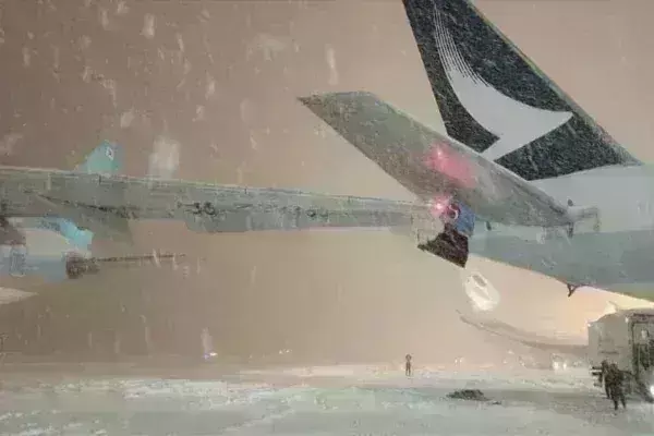 एयरपोर्ट पर बड़ा हादसा होते-होते टला, दो विमान टकराए, 289 यात्री थे सवार