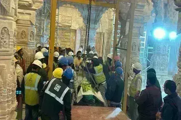 अयोध्या: राममंदिर के गर्भगृह में पहुंचे रामलला अयोध्या: राममंदिर के गर्भगृह में पहुंचे रामलला