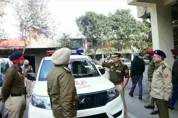 CP स्वपन शर्मा ने जालंधर के पुलिस स्टेशनों के लिए 10 नई SUV को दिखाई हरी झंडी CP स्वपन शर्मा ने जालंधर के पुलिस स्टेशनों के लिए 10 नई SUV को दिखाई हरी झंडी