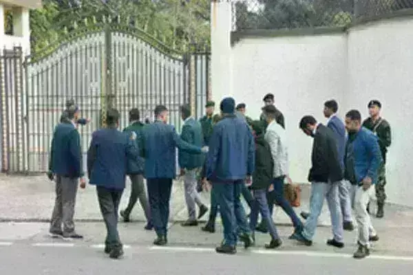 जमीन घोटाले में CM हेमंत सोरेन से पूछताछ, आवास पर पहुंची ED के अफसरों की टीम जमीन घोटाले में CM हेमंत सोरेन से पूछताछ, आवास पर पहुंची ED के अफसरों की टीम