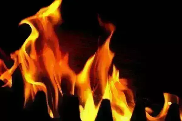 स्कूल हॉस्टल में लगी भीषण आग, 13 लोगों की दर्दनाक मौत; मचा हड़कंप स्कूल हॉस्टल में लगी भीषण आग, 13 लोगों की दर्दनाक मौत; मचा हड़कंप
