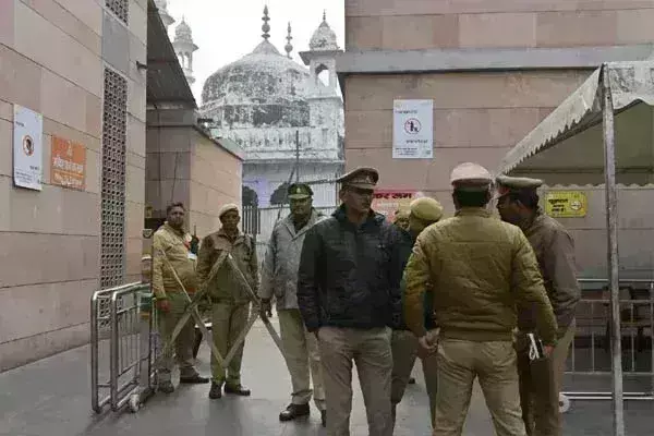 ज्ञानवापी वजूखाने की सफाई का काम पूरा, मुस्लिम पक्ष को सौंपी गईं जिंदा मछलियां ज्ञानवापी वजूखाने की सफाई का काम पूरा, मुस्लिम पक्ष को सौंपी गईं जिंदा मछलियां