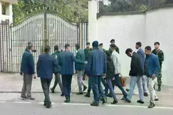 जमीन घोटाले में CM हेमंत सोरेन से पूछताछ, आवास पर पहुंची ED के अफसरों की टीम