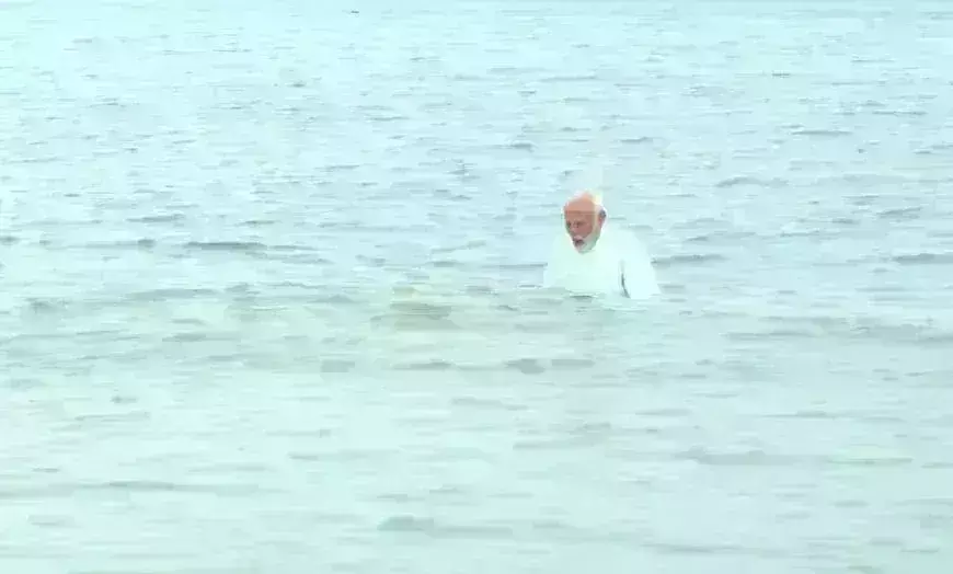 पीएम मोदी ने रामेश्वरम में समुद्र में लगाई पवित्र डुबकी,श्री अरुलमिगु रामनाथस्वामी मंदिर में पूजा-अर्चना की पीएम मोदी ने रामेश्वरम में समुद्र में लगाई पवित्र डुबकी,श्री अरुलमिगु रामनाथस्वामी मंदिर में पूजा-अर्चना की