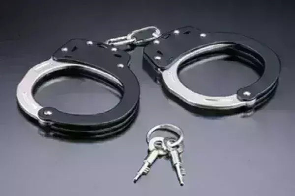 मेरठ पुलिस ने मुठभेड़ के बाद 25-25 हजार के दो इनामी बदमाशों को दबोचा