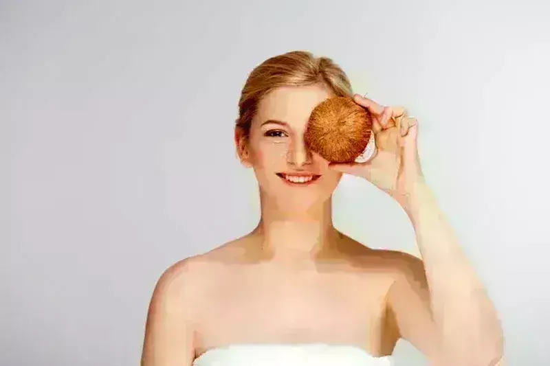 ﻿कच्चा नारियल है सेहत के लिए वरदान, खाने पर मिलेंगे ढेर सारे फायदे और वजन भी होगा कम