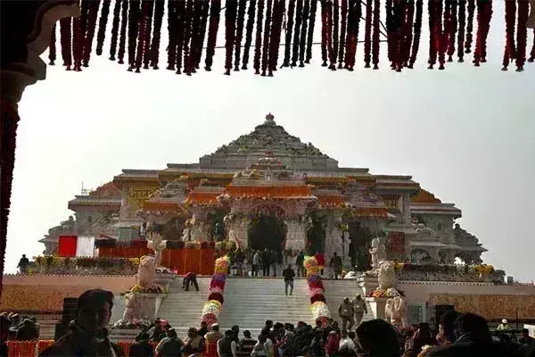 रामलला हो रहे विराजमान, देश भर के बड़े मंदिरों में हो रहा गुणगान रामलला हो रहे विराजमान, देश भर के बड़े मंदिरों में हो रहा गुणगान