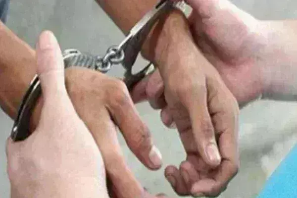 जय श्रीराम बोलने पर छात्र की पिटाई, शिक्षक व स्कूल डायरेक्टर गिरफ्तार जय श्रीराम बोलने पर छात्र की पिटाई, शिक्षक व स्कूल डायरेक्टर गिरफ्तार