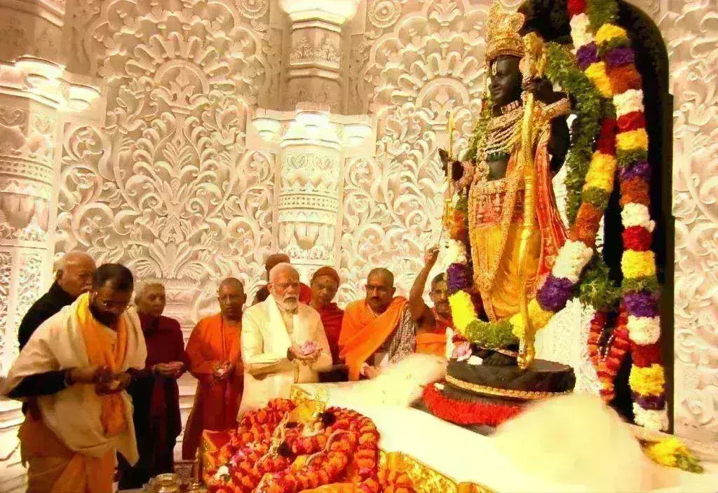 राम मंदिर के गर्भगृह में हुई रामलला की प्राण प्रतिष्ठा राम मंदिर के गर्भगृह में हुई रामलला की प्राण प्रतिष्ठा