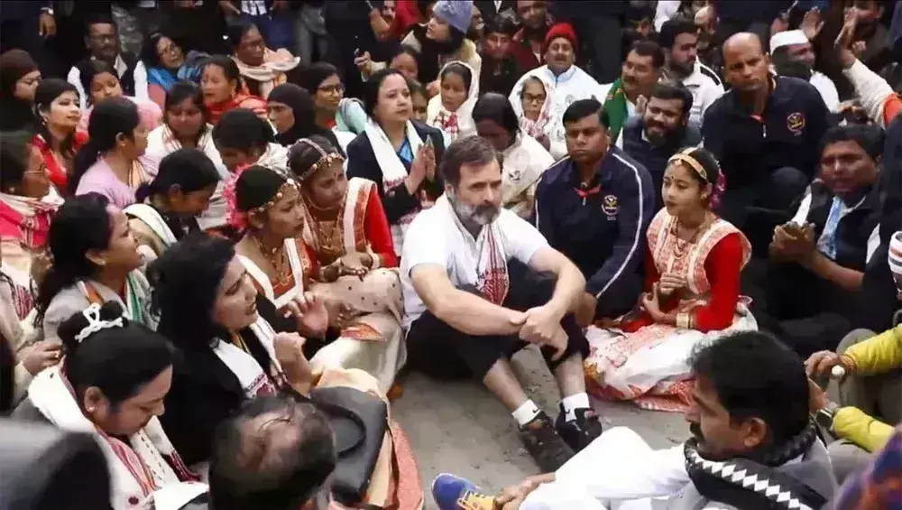 मंदिर में प्रवेश नहीं मिलने के बाद धरने पर बैठे राहुल गांधी मंदिर में प्रवेश नहीं मिलने के बाद धरने पर बैठे राहुल गांधी