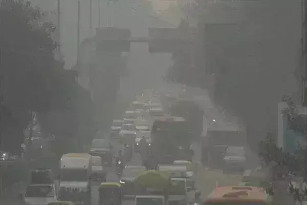 दिल्ली गैस चैंबर में तब्दील, हवा की गुणवत्ता गंभीर श्रेणी में