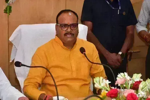 पोस्टमार्टम में लापरवाही पर बदायूं के दो और डॉक्टर निलंबित पोस्टमार्टम में लापरवाही पर बदायूं के दो और डॉक्टर निलंबित