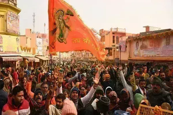 राम नगरी में उमड़ा आस्था का सैलाबः सुबह तीन बजे ही लाइनों में लगे श्रद्धालु- हनुमान गढ़ी मंदिर के बाहर फोर्स बढ़ाई राम नगरी में उमड़ा आस्था का सैलाबः सुबह तीन बजे ही लाइनों में लगे श्रद्धालु- हनुमान गढ़ी मंदिर के बाहर फोर्स बढ़ाई