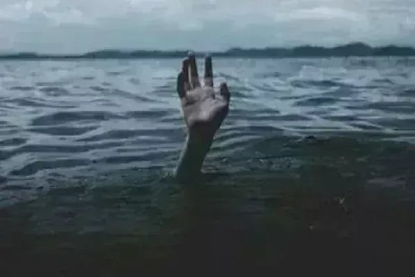 तेज रफ्तार कार अनियंत्रित होकर गंगा नदी बैराज में गिरी, डूबने से चार लोगों की मौत