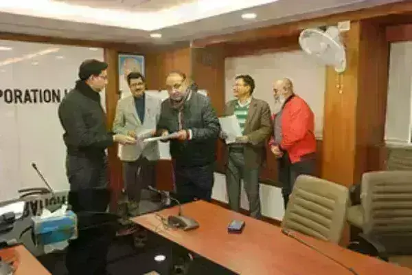 नोएडा अथॉरिटी को 7 बिल्डर ने दी पैसा जमा करने की सहमति, 1,048 बायर्स की रजिस्ट्री का रास्ता साफ नोएडा अथॉरिटी को 7 बिल्डर ने दी पैसा जमा करने की सहमति, 1,048 बायर्स की रजिस्ट्री का रास्ता साफ