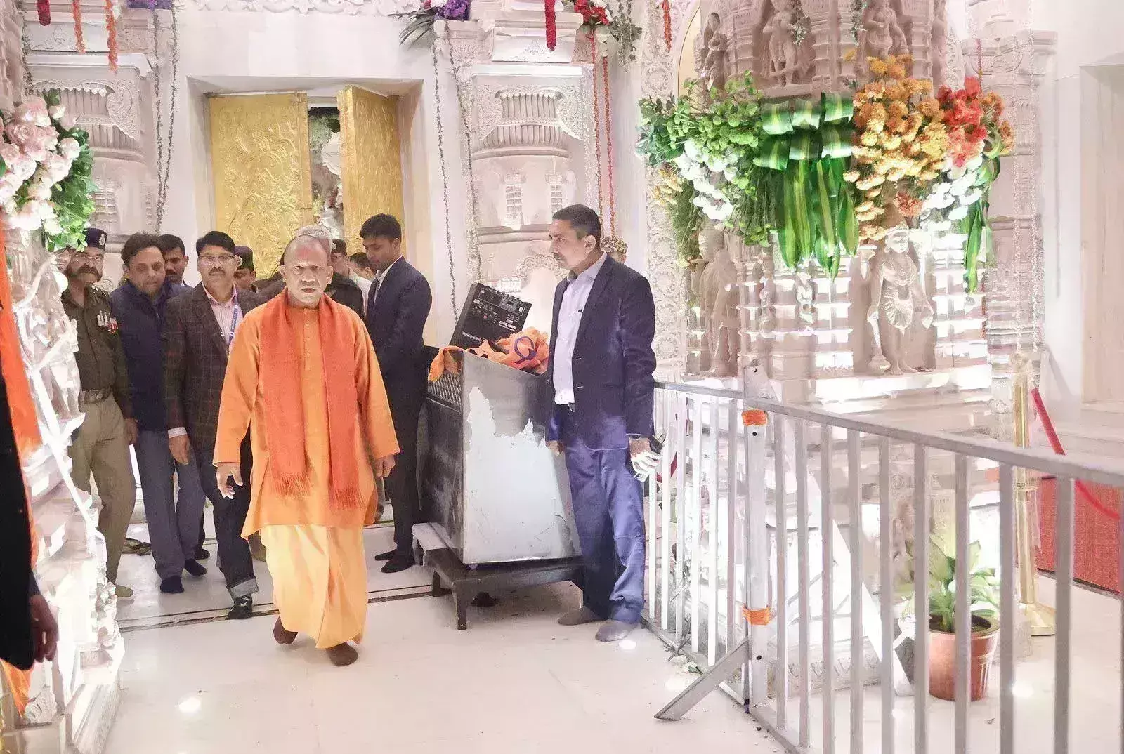 अयोध्याधाम में दर्शनार्थियों की व्यवस्था की  योगी ने की समीक्षा, कहा, कतारबद्ध कर सबको कराएं दर्शन अयोध्याधाम में दर्शनार्थियों की व्यवस्था की  योगी ने की समीक्षा, कहा, कतारबद्ध कर सबको कराएं दर्शन