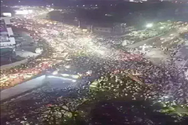 लाखों मराठों ने मुंबई की ओर निकाला लॉन्ग मार्च, लगाए एक मराठा, लाख मराठा के नारे