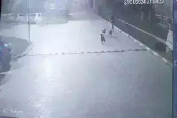 ग्रेटर नोएडा के सोसाइटी में आवारा कुत्तों ने युवक पर किया हमला, घायल ग्रेटर नोएडा के सोसाइटी में आवारा कुत्तों ने युवक पर किया हमला, घायल