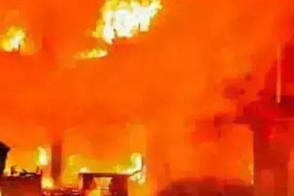 A massive fire broke out in a six-storey building, 39 people burnt alive - brought under control after 6 hours of hard work A massive fire broke out in a six-storey building, 39 people burnt alive - brought under control after 6 hours of hard work