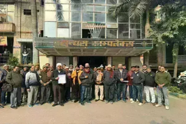 गाजियाबाद में नौ समिति के पदाधिकारियों ने किया आवास विकास कार्यालय का घेराव