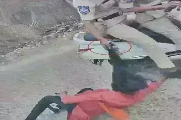 विरोध प्रदर्शन कर रही छात्रा को महिला पुलिसकर्मी ने बाल से पकड़कर घसीटा