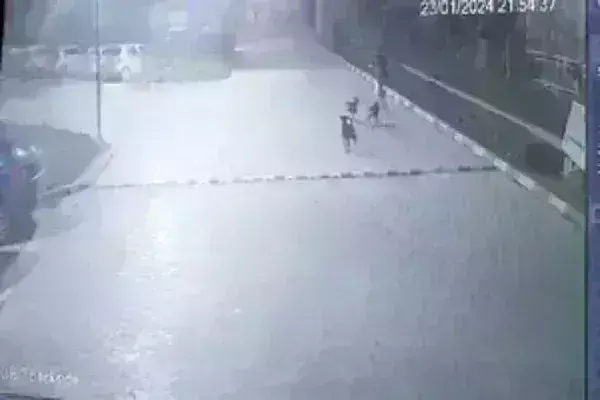 ग्रेटर नोएडा के सोसाइटी में आवारा कुत्तों ने युवक पर किया हमला, घायल