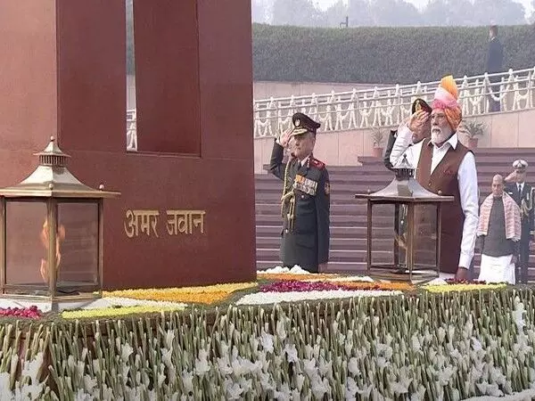 गणतंत्र दिवस 2024 समारोह की शुरुआत पीएम मोदी द्वारा राष्ट्रीय युद्ध स्मारक पर बहादुरों को श्रद्धांजलि देने के साथ हुआ शुरू