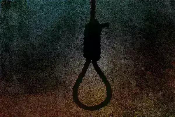 एक ही परिवार के तीन सदस्यों ने की खुदकुशी, फंदे से लटके मिले शव एक ही परिवार के तीन सदस्यों ने की खुदकुशी, फंदे से लटके मिले शव