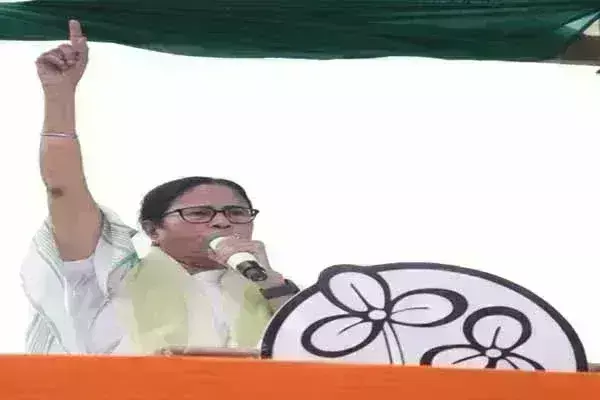 कोई हमें यह निर्देश नहीं दे सकता कि हमें किस भगवान की पूजा करनी है : बंगाल की मुख्यमंत्री ममता बनर्जी कोई हमें यह निर्देश नहीं दे सकता कि हमें किस भगवान की पूजा करनी है : बंगाल की मुख्यमंत्री ममता बनर्जी