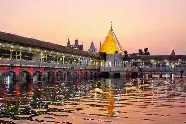 जालंधर : श्री देवी तालाब मंदिर के सरोवर में शव मिलने से मचा हड़कंप; पुलिस जांच में जुटी जालंधर : श्री देवी तालाब मंदिर के सरोवर में शव मिलने से मचा हड़कंप; पुलिस जांच में जुटी