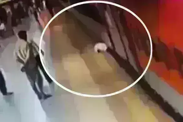 ट्रेन और प्लेटफॉर्म के बीच फंस गया यात्री, प्लेटफॉर्म खोदकर बचाई गई जान