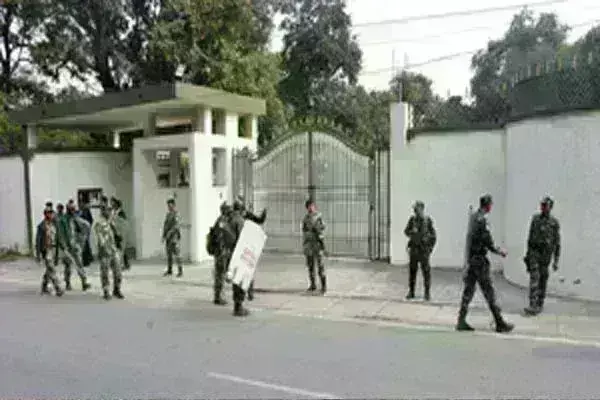 सीएम सोरेन के आवास पर पहुंच ईडी ने शुरू की पूछताछ, गिरफ्तार हुए तो पत्नी कल्पना को सौंपेंगे कुर्सी! सीएम सोरेन के आवास पर पहुंच ईडी ने शुरू की पूछताछ, गिरफ्तार हुए तो पत्नी कल्पना को सौंपेंगे कुर्सी!