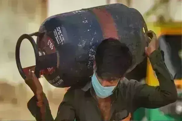 बजट से पहले महंगाई का तगड़ा झटका, LPG सिलेंडर के बढ़े दाम, चेक करें नए रेट