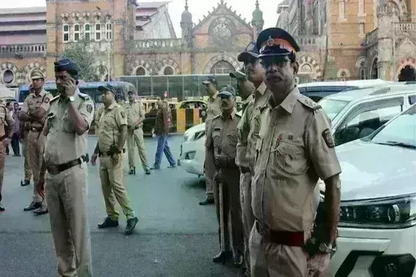 शहर में 6 जगह रखे हैं बम, मुंबई पुलिस को आया धमकी भरा मैसेज; एजेंसियां अलर्ट शहर में 6 जगह रखे हैं बम, मुंबई पुलिस को आया धमकी भरा मैसेज; एजेंसियां अलर्ट