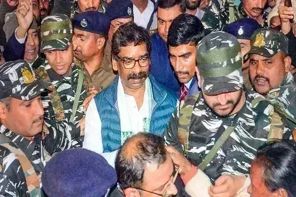 हेमंत सोरेन को सुप्रीम कोर्ट से झटका, सुनवाई से किया इनकार; कहा-पहले हाईकोर्ट जाएं हेमंत सोरेन को सुप्रीम कोर्ट से झटका, सुनवाई से किया इनकार; कहा-पहले हाईकोर्ट जाएं