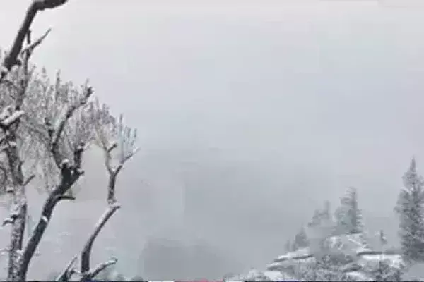 उत्तराखंड में पहाड़ों पर बर्फबारी, मैदानी इलाकों में बारिश, देहरादून में गिरे ओले उत्तराखंड में पहाड़ों पर बर्फबारी, मैदानी इलाकों में बारिश, देहरादून में गिरे ओले