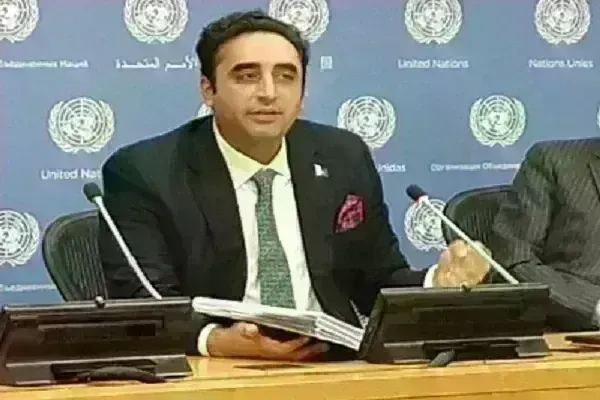 बिलावल भुट्टो ने पारिवारिक विरासत को आगे बढ़ाते हुए पारंपरिक राजनीति को खत्म करने का किया वादा बिलावल भुट्टो ने पारिवारिक विरासत को आगे बढ़ाते हुए पारंपरिक राजनीति को खत्म करने का किया वादा