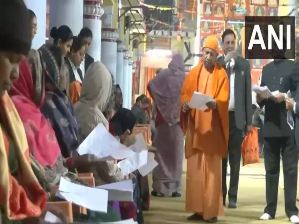 यूपी सीएम ने गोरखनाथ मंदिर परिसर में जनता दर्शन किया यूपी सीएम ने गोरखनाथ मंदिर परिसर में जनता दर्शन किया