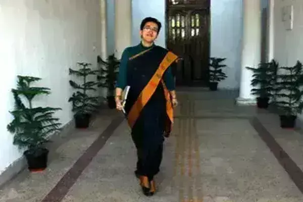 दिल्ली पुलिस ने विधायक की खरीद-फरोख्त के आरोपों पर आतिशी को नोटिस दिया दिल्ली पुलिस ने विधायक की खरीद-फरोख्त के आरोपों पर आतिशी को नोटिस दिया