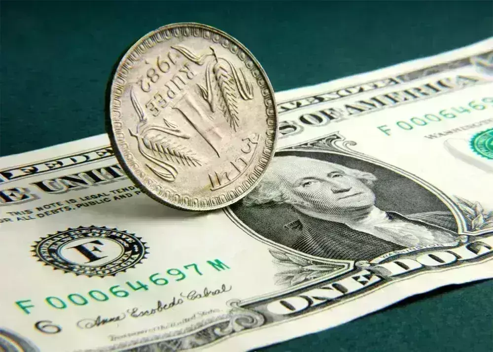 रुपया में 4 पैसे की गिरावट के साथ 83.02 प्रति डॉलर पर